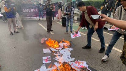 Mulai Barbar, Mahasiswa Bekasi-Karawang Demo Hingga Bakar Foto Jokowi