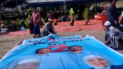 Baliho Prabowo-Gibran di Acara Isra' Mi'raj yang Dihadiri Khofifah di Pamekasan Diturunkan Paksa Panwascam