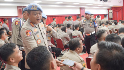 Jaga Netralitas, Propam Polda Riau Periksa Handphone Personel yang Bertugas Pengamanan TPS