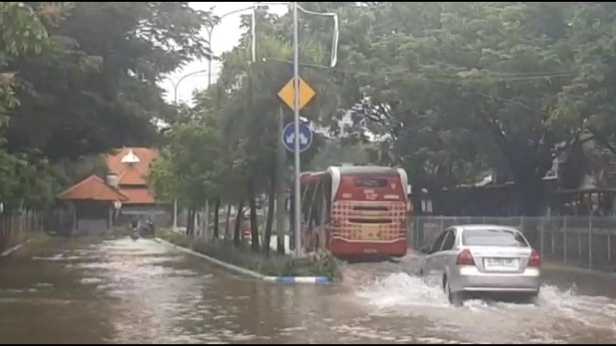 Diguyur Hujan Deras Dua Hari Terakhir, Terminal Purabaya Terendam
            - galeri foto