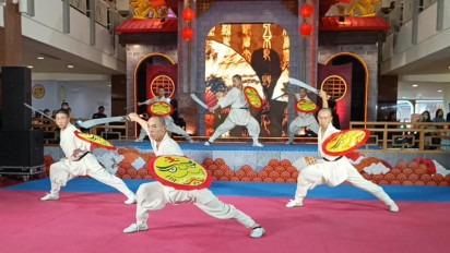 Rayakan Tahun Naga Kayu, Atraksi Pendekar Shaolin Tample Hibur Masyarakat Surabaya