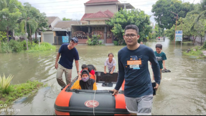 Banjir di Menganti Paling Parah, Warga yang Sakit Terpaksa Dievakuasi dengan Perahu Karet