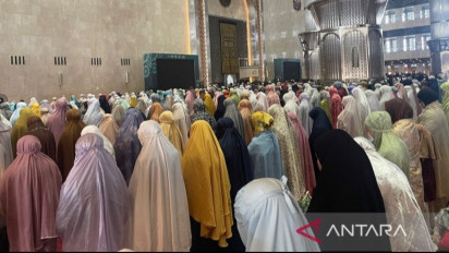 Sebagian Warga Jakarta Isi  Libur  Isra  Mikraj dengan  Kunjungi Masjid Istiqlal: Sekalian Ajarin Cucu Ibadah!