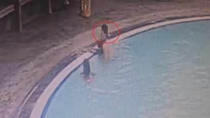 Detik-detik Pelaku Tenggelamkan Anak Tamara Tyasmara, Terciduk CCTV Sempat Tengok Kanan-Kiri