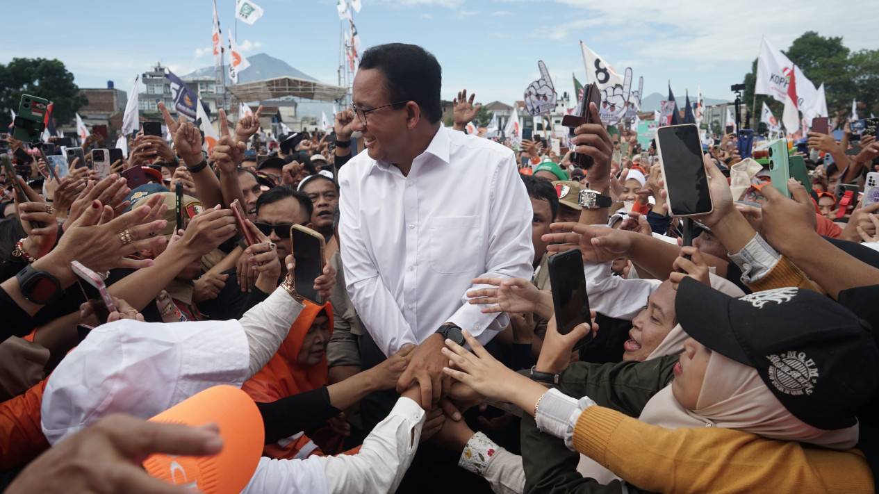 Anies Baswedan Tanggapi Jokowi Bagi-bagi Bansos di Batubara
            - galeri foto