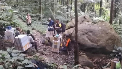 Perjuangan Pendistribusian Logistik Pemilu ke Pagimana, Berjalan Kaki Hingga Tiga Hari