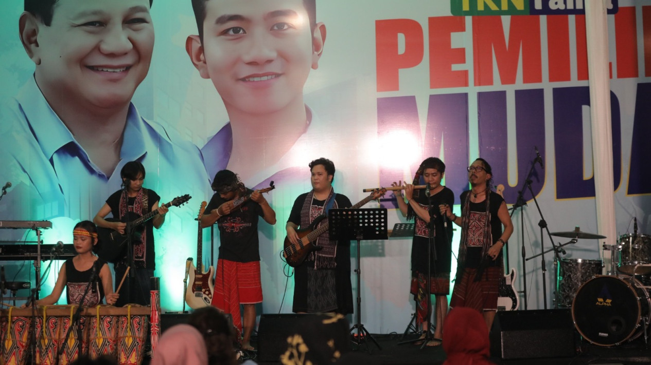 Prabowo-Gibran Disebut Fokus Literasi, TKN Fanta Gelar Panggung Budaya Indonesia Maju
            - galeri foto