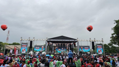 Hajatan Rakyat di Solo Diguyur Hujan Imlek, Ribuan Pendukung Ganjar-Mahfud Bertahan dengan Jas Hujan