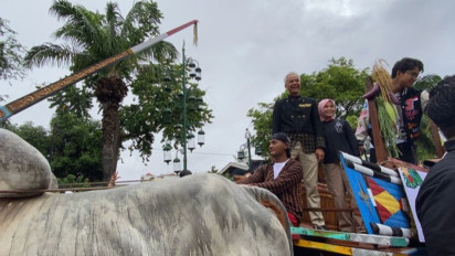 Ganjar-Mahfud Diarak Naik Gerobak Sapi Menuju Hajatan Rakyat di Fort Vastenburg Solo