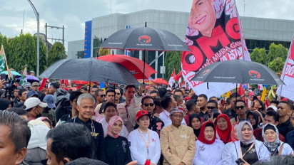 Ganjar-Mahfud dan Puan Nonton Pagelaran Wayang 'Keserakahan Penguasa' di Depan Kantor Gibran