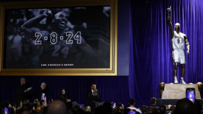 Patung Kobe Bryant Berdiri Megah di Staples Center