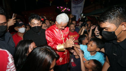 Ganjar Pakai Baju changsan di Malam Imlek, Singgung Peran Gus Dur
