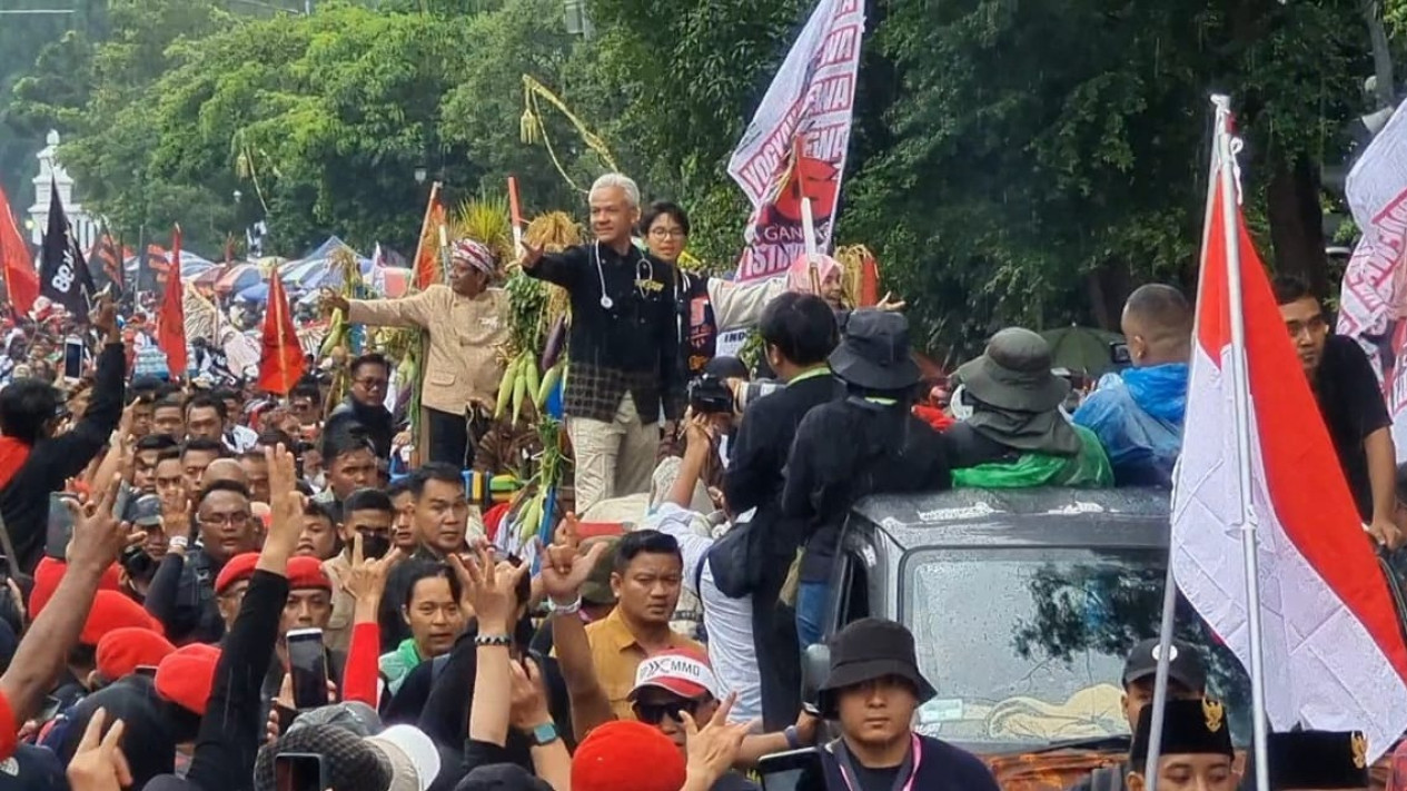 Ganjar Acungkan Salam Tiga Jari Saat Kirab di Depan Balai Kota Solo
            - galeri foto