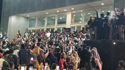 Pecahkan Rekor, Desak Anies di Surabaya Dielukan Puluhan Ribu Pendukungnya