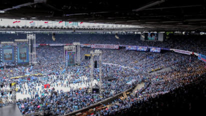 Lautan Manusia Penuhi GBK saat Kampanye Prabowo-Gibran, Terpantau Ada yang Pingsan