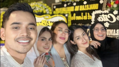 Walau Masih Diselimuti Duka, Netizen Sindir Tamara Tyasmara Bisa Tersenyum Depan Karangan Bunga: Seperti Hilang Beban