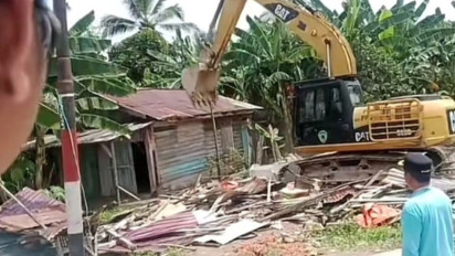 Warga Marah Hancurkan Rumah Pelaku Pembantaian hingga Pemerkosaan Satu Keluarga di Penajam Paser Utara