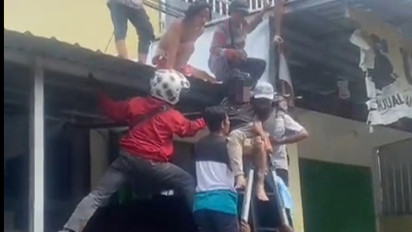 Warga Sumbawa Kesetrum Saat Perbaiki Atap Bocor