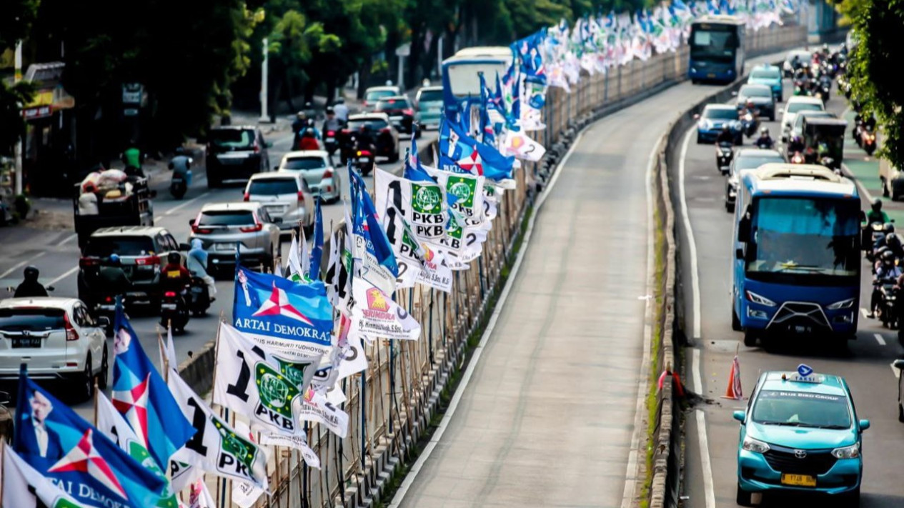 Jelang Hari Pencoblosan di Pemilu 2024, Bawaslu Depok Patroli Incar ASN untuk Tetap Netral
            - galeri foto