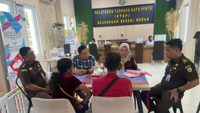 Heboh Emak-emak Viral Ngomel Penipu di Kejari Medan, Ini Penjelasan Kasi Intel