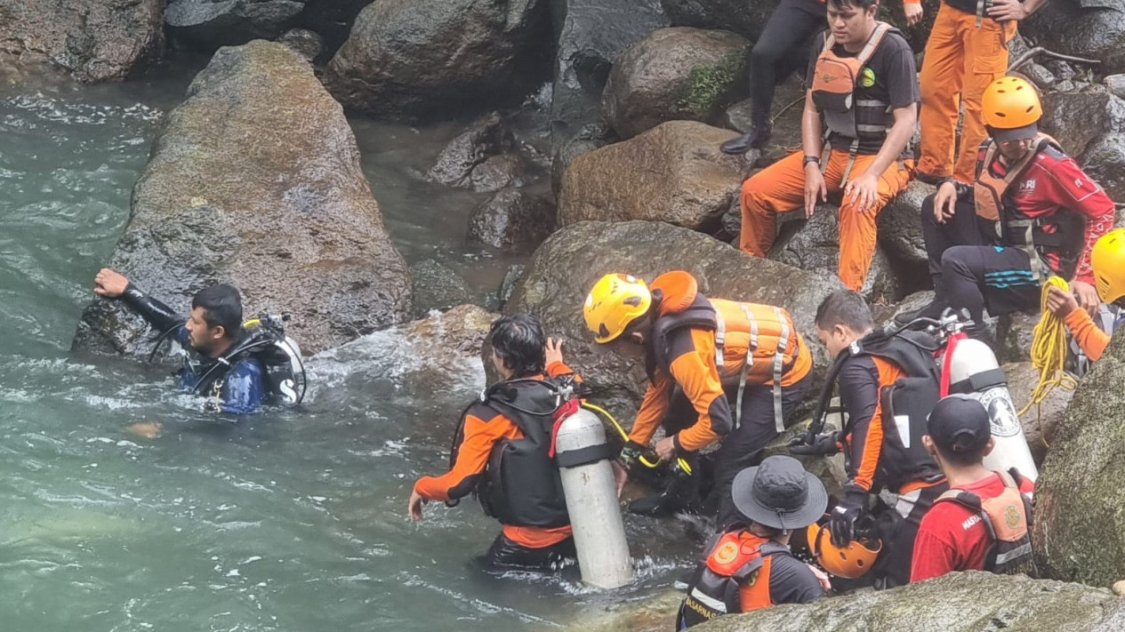 Wisatawan Asal Gowa Tenggelam di Air Terjun Pungbunga Maros
            - galeri foto