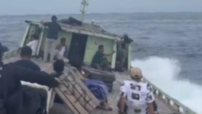 Viral Video Perjuangan Petugas Pemilu di Wakatobi Seberangi Lautan Distribusikan Surat Suara Diterjang Ombak Besar