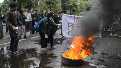 Unjuk Rasa, Mahasiswa USU Bakar Foto Presiden Jokowi