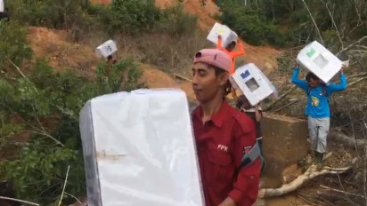Jembatan Putus, Petugas Pikul Logistik Pemilu 2024 Menuju Desa Terujung
