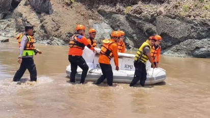 Perjuangan Petugas di Brebes Distribusi Logistik Pemilu 2024, Seberangi Sungai Glagah dengan Perahu