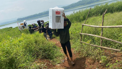 Potret Petugas di Bandung Barat Taklukan Danau Cirata Demi Distribusikan Logistik Pemilu