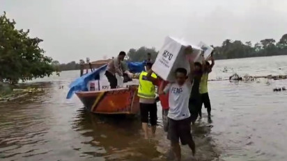 Terdampak Banjir, Puluhan TPS di Musi Banyuasin Dipindahkan Menggunakan Getek