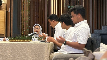 Anies Didoakan Sang Ibunda Sebelum Nyoblos di TPS 60 Lebak Bulus