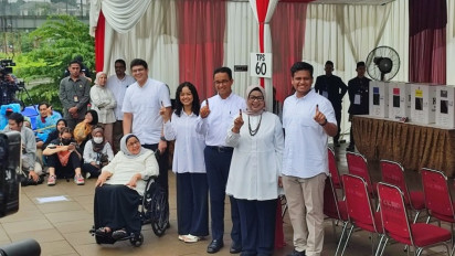 Momen Anies Baswedan Nyoblos di TPS 60 Lebak Bulus