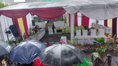 Hujan Ringan Guyur TPS Presiden di Gambir, Tenda Berbalut Kain Merah Putih Lusuh