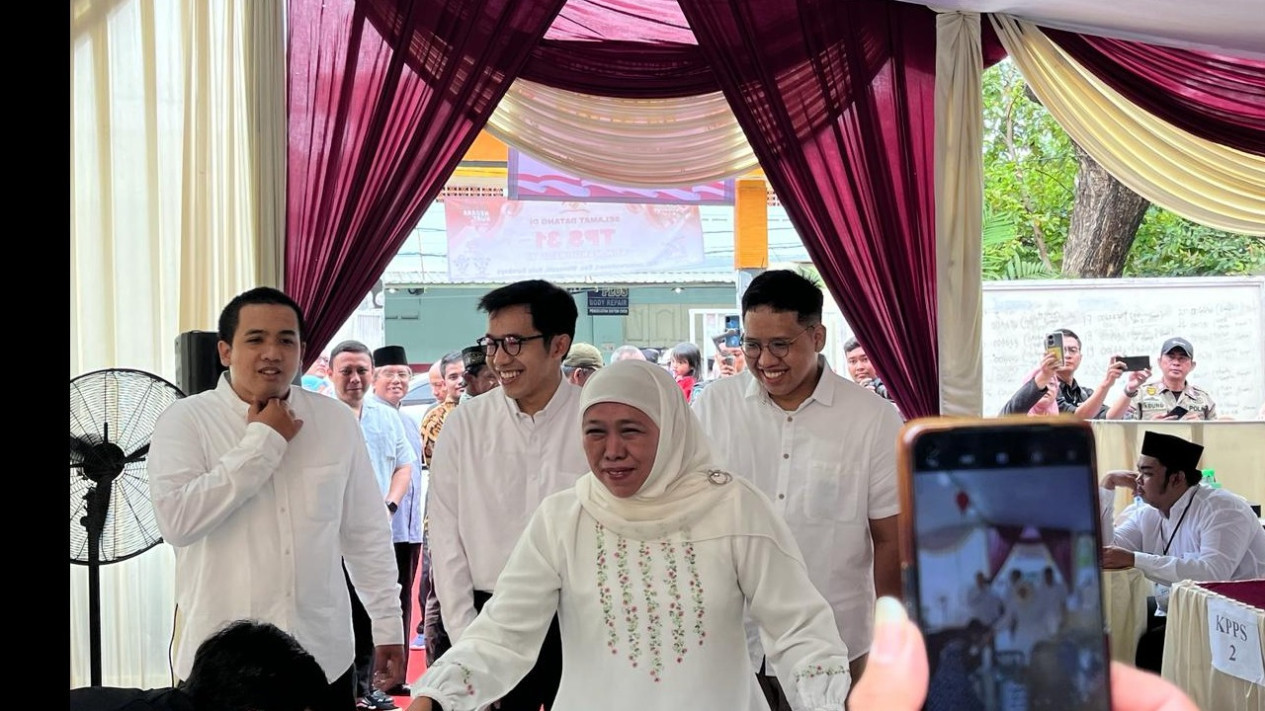 Khofifah Nyoblos Bareng Tiga Anaknya di TPS 31 Wonocolo Surabaya
            - galeri foto