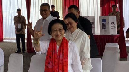 Usai Nyoblos, Megawati Pamer Salam Metal Bertinta