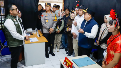 Plh Gubernur Jatim Adhy Karyono Tinjau Pelaksanaan Pemilu di Surabaya dan Mojokerto