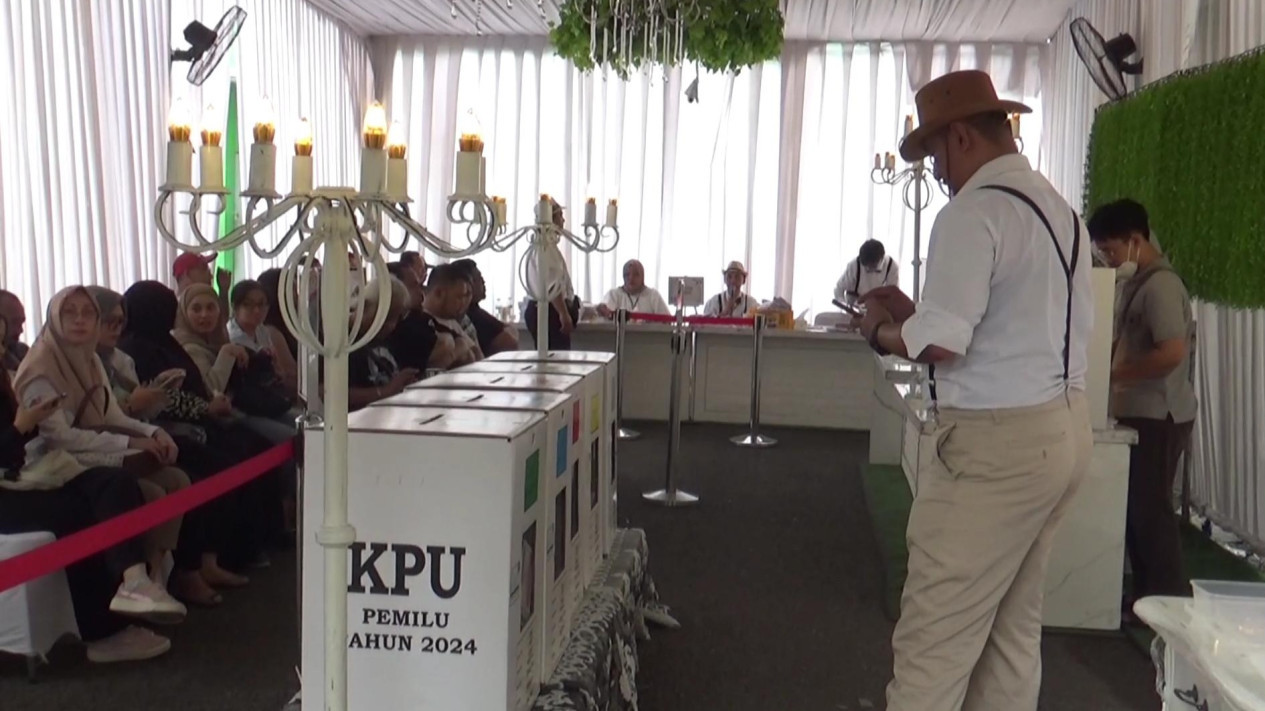 TPS Unik Retro Eropa di Surabaya Tarik Warga untuk Nyoblos
            - galeri foto