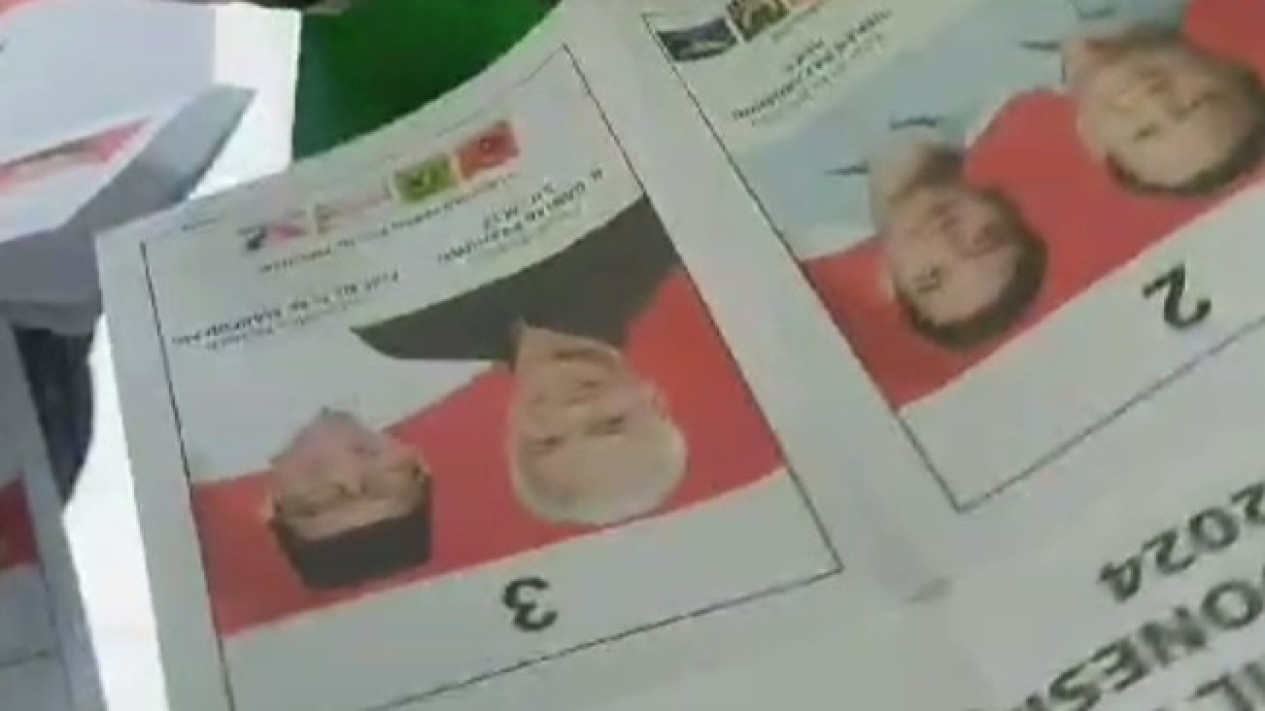 Heboh Surat Suara Presiden Di Garut Sudah Tercoblos untuk 02 dan 03 Padahal Panitia TPS Belum Bagikan Ke Pemilih
            - galeri foto