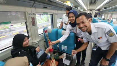 PT KAI Daop 8 Surabaya Bagikan Bunga dan Cokelat ke Pelanggan KA yang Nyoblos