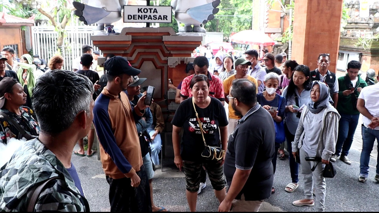 Video Viral: Tak Bisa Nyoblos Warga Geruduk Kantor KPU Kota Denpasar
            - galeri foto