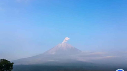 Gunung Semeru Lontarkan Abu Setinggi 1 Km ke Timur Laut