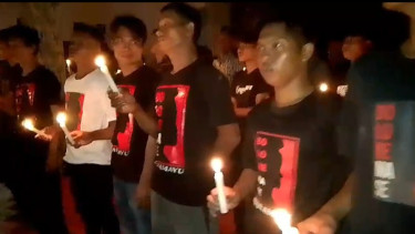 Prabowo-Gibran Unggul Hitung Cepat, Relawan Bolene Mase Indramayu Sujud Syukur Hingga Nyalakan Lilin Perdamaian