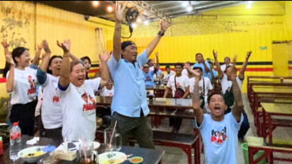 Menang Hitung Cepat, Relawan Prabowo-Gibran Kota Surabaya Serentak Lakukan Sujud Syukur