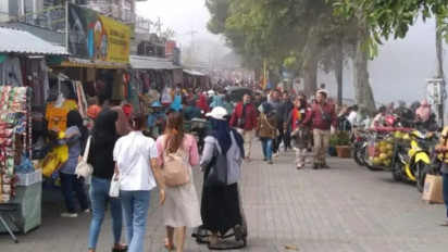 Manfaatkan Diskon Pemilu 2024, Ribuan Wisatawan Padati Telaga Sarangan Magetan