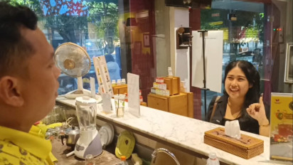 Pemilu Riang Gembira di Surabaya, Usai Nyoblos Langsung Berburu Makan Minum Gratis.