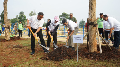 Kurangi Polusi, KADIN DKI Tanam Aneka Pohon di Waduk Jagakarsa