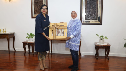 Menaker Kunjungi Laos Dan Bertemu Dubes RI untuk Negara Itu, Dan Ini Dia Oleh-Olehnya..