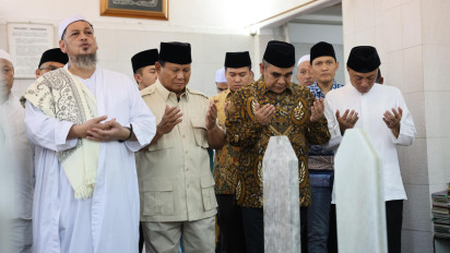 Prabowo Ziarah ke Makam Habib Kwitang, Muzani Ungkap Kedekatan Capres 02 Dengan Keluarga Habib Ali 