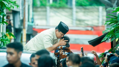 Diadang Ratusan Warga Kwitang, Prabowo Subianto Pilih Sapa Anak-anak Seusai Dipanggil Presiden
